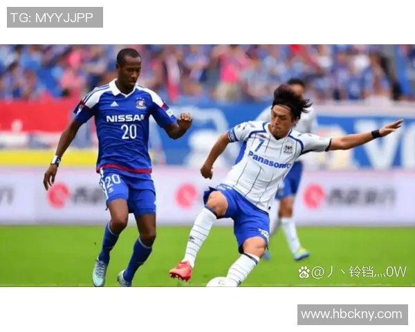 足球明星在绿茵场上挥洒汗水展现激情与荣耀的精彩瞬间 足球明星在绿茵场上挥洒汗水展现激情与荣耀的精彩瞬间